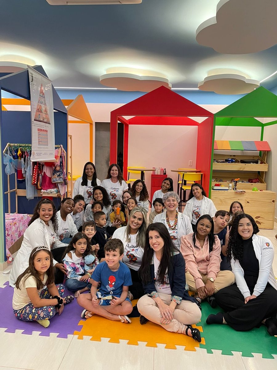 Profissionais e famílias reunidas no espaço infantil da CEPAI