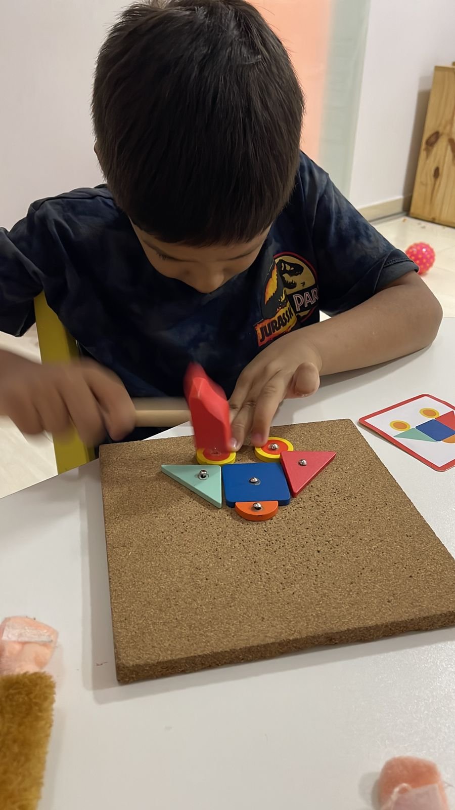 Criança em atividade de coordenação motora na terapia